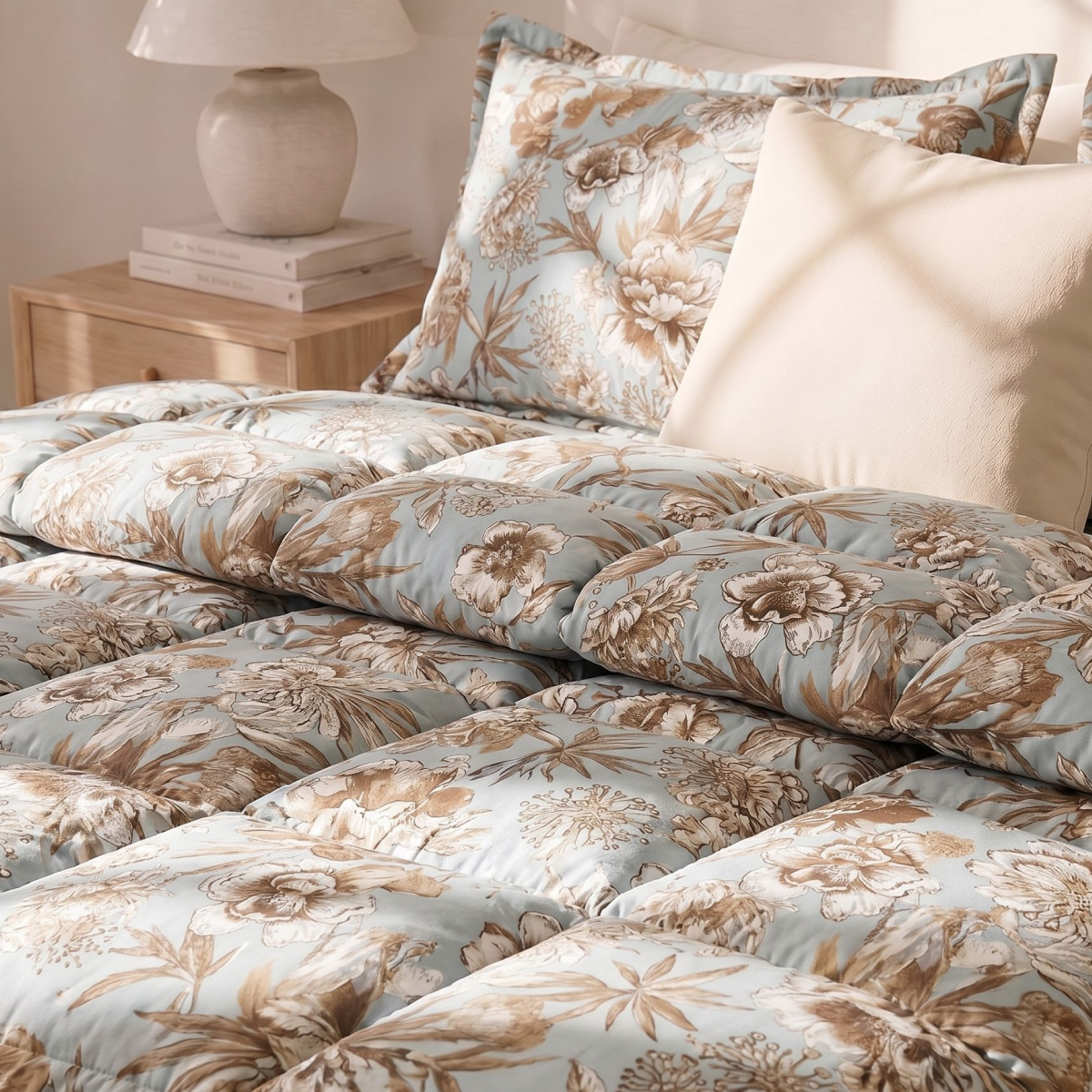 Zelesta Comfort Design Summer Duvet - Botanic Chic, product shot showing the elegant botanical print with stylised leaves and flowers