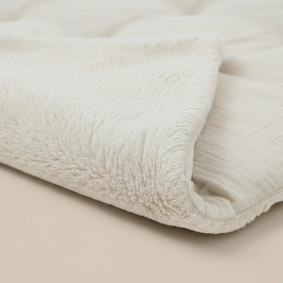 Macro close-up of the cotton muslin layer and soft teddy texture of the Zelesta Special Teddy Cotton Muslin Duvet